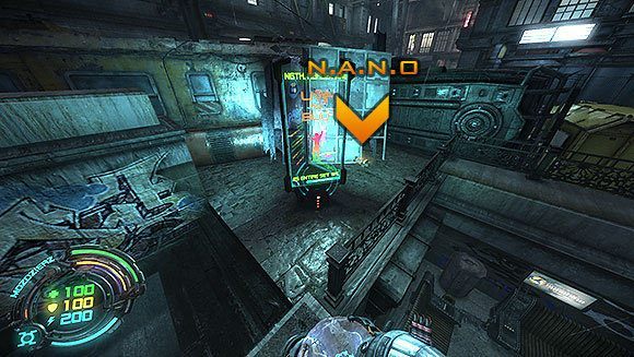 Kiedy dotrzesz na plac ze świecącym globem, rozejrzyj się za kontenerem stojącym przy ogrodzeniu z siatki, za którą znajduje się kolejny kontener (po lewej stronie od terminalu) - Poziom III- Pościg (1) | Opis przejścia | Hard Reset - Hard Reset - poradnik do gry