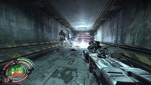 Czeka Cię teraz intensywna walka ze znajdującym się po drugiej stronie orurowanego pomieszczenia działem, a raczej ogromnym miotaczem ognia - Poziom IV- Targowisko (1) | Opis przejścia | Hard Reset - Hard Reset - poradnik do gry