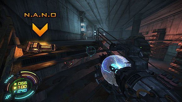 Kiedy dotrzesz na górne piętro, po wyeliminowaniu maszyn nie uruchamiaj jeszcze znajdującego się tam włącznika i zajrzyj za skrzynie po drugiej stronie pomostu - Poziom IV- Targowisko (2) | Opis przejścia | Hard Reset - Hard Reset - poradnik do gry