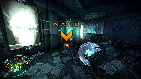 Skieruj się w stronę oświetlonego logo szpitala i przejdź po zarwanej podłodze pod sam szyld, by zebrać następne N - Poziom VII- Szpital (2) | Opis przejścia | Hard Reset - Hard Reset - poradnik do gry