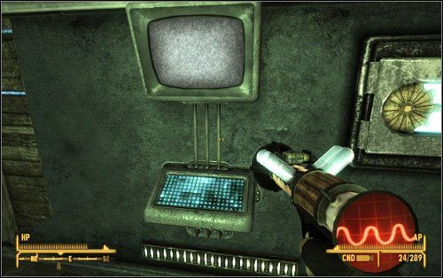 W dalszej części placówki zejdź na jej dolny poziom, wykorzystując jedno z dwóch dostępnych przejść (albo mniej kulturalnie zeskocz na dół kiedy tylko znajdziesz się w Stealth Testing Lab) - X-13- Attack of the Infiltrator! - Zadania główne - Fallout: New Vegas - Old World Blues - poradnik do gry