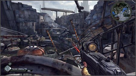 Stoi za barierką na prawo od wejścia do kryjówki Duchów - Kopy na bramkę w Rage 1 - Rage - poradnik do gry