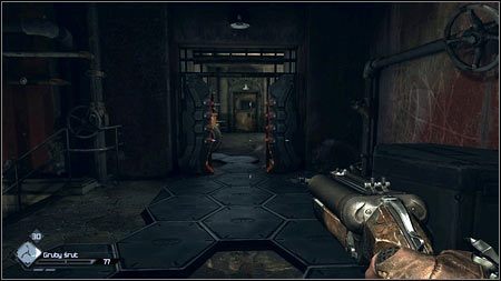 Chwilę później zza drzwi wyskoczy następny strażnik, a po jego śmierci dwóch kolejnych - Uwolnij kapitana Marshalla (1) | Opis przejścia Rage 1 - Rage - poradnik do gry