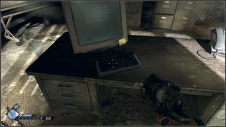 Wykonaj taką samą operację na wszystkich 7 podobnych klawiaturach, znajdujących się w tym pomieszczeniu (liczą się tylko te leżące przed ekranami), a następnie wróć na początek etapu - Doom | Sekretne pokoje w Rage 1 - Rage - poradnik do gry