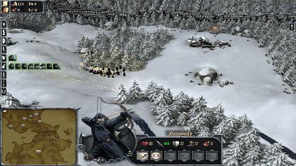 Gdy będziemy się zbliżać do zilustrowanej powyżej lokacji, możemy się spodziewać zmasowanego ataku przeciwnika - oprócz jazdy i piechoty, napotkamy górskiego trolla, także tym bardziej pamiętajmy o trzymaniu dowódcy i ocalałych z tyłu (jednak nie za daleko, gdyż dowódca wspiera aurą armię, która go - I. Mur | Rozdział 8- Mur | Gra o tron Początek - Gra o tron: Początek - poradnik do gry