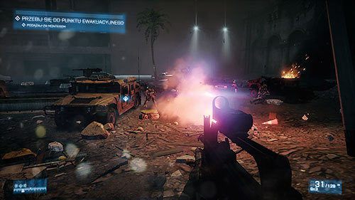 Natychmiast wsiądź do stojącego na ulicy pojazdu opancerzonego (HUMMV), aby za pomocą zamontowanego na nim karabinu maszynowego oczyścić teren dla nadlatującego transportowca - Misja 3- Powstanie | Kampania | Battlefield 3 - Battlefield 3 - poradnik do gry