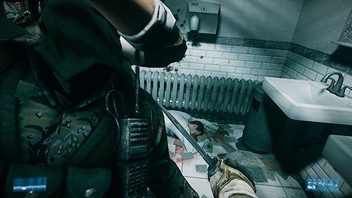 Gdy już dostaniecie się do środka zaatakuje was samotny żołnierz, wywołując tym samym krótkie QTE, którego sekwencja to [E] oraz [LPM] - Misja 5- Operacja Gilotyna | Kampania | Battlefield 3 - Battlefield 3 - poradnik do gry