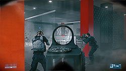 Z pomieszczenia z gazem wejdziesz na pomarańczową klatkę schodową, na szczycie której zaatakuje cię przeciwnik, wywołując kolejne mini QTE, wykorzystujące jedynie klawisz [E] - Misja 6- Towarzysze | Kampania | Battlefield 3 - Battlefield 3 - poradnik do gry