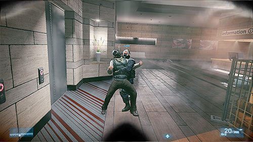 Po przedarciu się przez halę giełdy skieruj się za kolegami do korytarza, w którym po raz pierwszy zobaczysz twój główny cel - człowieka uciekającego z bombą w plecaku - Misja 6- Towarzysze | Kampania | Battlefield 3 - Battlefield 3 - poradnik do gry