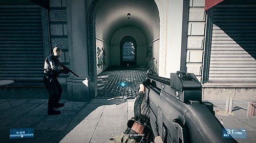 Po scenie ze spadającym helikopterem (zaraz po spotkaniu z oddziałem SWAT), dotrzesz do przejścia przed hotelem, gdzie stracisz jednego z towarzyszy - Misja 6- Towarzysze | Kampania | Battlefield 3 - Battlefield 3 - poradnik do gry