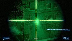 Na początku misji będziesz musiał zestrzelić cztery światła nad parkingiem poniżej twojej pozycji, aby ubezpieczyć lądowanie transportowca - Misja 9- Nocna Zmiana | Kampania | Battlefield 3 - Battlefield 3 - poradnik do gry