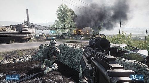 Przedrzyj się przez kolejne pole, obok którego znajdziesz obóz wroga - Misja 10- Miedzy młotem a kowadłem | Kampania | Battlefield 3 - Battlefield 3 - poradnik do gry
