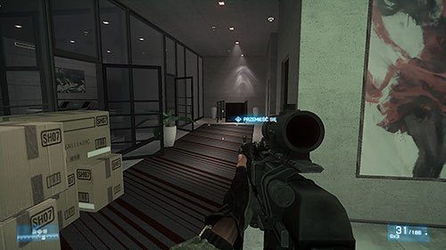 Gdy już znajdziesz się w budynku z basenem, twoi towarzysze zajmą pozycję przy drzwiach, a Ty skieruj się do korytarza po prawej stronie - Misja 11- Kafarow | Kampania | Battlefield 3 - Battlefield 3 - poradnik do gry