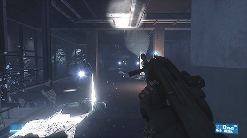 W większości korytarzy na strzelnicy panuje niemal całkowita ciemność, na szczęście przeciwnicy (i Ty również) wyposażeni będą w latarki, co ułatwi ich zlokalizowanie i wyeliminowanie - Misja 11- Kafarow | Kampania | Battlefield 3 - Battlefield 3 - poradnik do gry