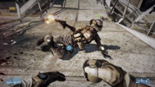 Aby pomóc rannemu wystarczy do niego podejść i przytrzymać klawisz [E] tak długo, aż niebieski wskaźnik się wypełni - Misja 1- Operacja Exodus | Kooperacja | Battlefield 3 - Battlefield 3 - poradnik do gry