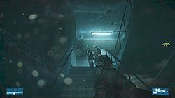 Następnie znajdziecie się na klatce schodowej, na której znów musicie eliminować cele w tandemie - tym razem zawsze jednym z celów będzie kamera - Misja 3- Ewakuacja | Kooperacja | Battlefield 3 - Battlefield 3 - poradnik do gry