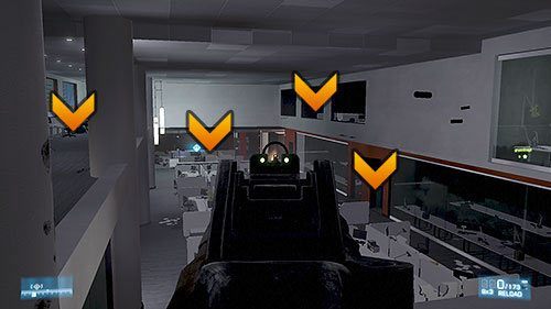 Wrogowie będą wdzierać się do głównej Sali przez duże drzwi naprzeciwko, a wielu z nich już okupuje boczne sale znajdujące się na wyższym piętrze - Misja 4- Atak i Ucieczka | Kooperacja | Battlefield 3 - Battlefield 3 - poradnik do gry