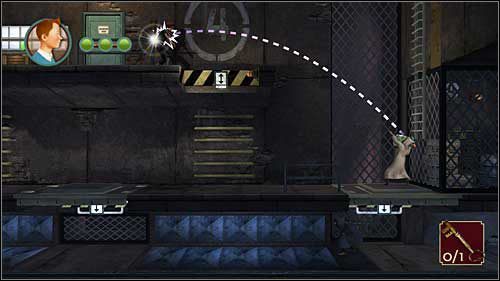 Przeciwnika z kluczem niełatwo jest złapać, dlatego weź pustą butelkę i ustaw się z prawej strony lokacji, jak na screenie, po czym rzuć nią w przeciwnika - Rozdział 19 - Pałac Omara Ben Salaada (2) - Opis przejścia - Przygody Tintina: Gra Komputerowa - poradnik do gry