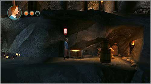 Po tym jak rzucisz pochodnią, która jednocześnie podpali przeciwnika i beczkę z materiałami wybuchowymi, a następnie zniszczeniu ceglanej ściany przejdź do końca w prawo do skrzyni - Rozdział 24 - W podmorskich jaskiniach - Złote kraby - Przygody Tintina: Gra Komputerowa - poradnik do gry