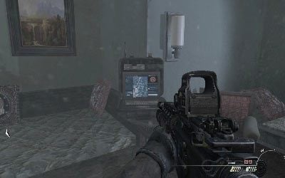 Po wejściu na ulicę skieruj się w lewo i wejdź do budynku z białymi, otwartymi drzwiami - I- Persona Non Grata | Opis przejścia gry | Call of Duty Modern Warfare 3 - Call of Duty: Modern Warfare 3 - opis przejścia i operacje specjalne - poradnik do gry