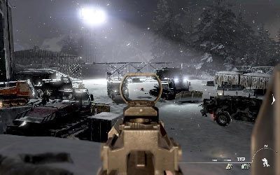 Po chwili biegu dotrzesz na plac z pojazdami i kryjącymi się za nimi przeciwnikami - I- Turbulence | Opis przejścia gry | Call of Duty Modern Warfare 3 - Call of Duty: Modern Warfare 3 - opis przejścia i operacje specjalne - poradnik do gry