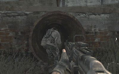 Po ostrzale dołącz do grupy i poczekaj, aż Soap wyważy kratę do rury - I- Back on the Grid | Opis przejścia gry | Call of Duty Modern Warfare 3 - Call of Duty: Modern Warfare 3 - opis przejścia i operacje specjalne - poradnik do gry