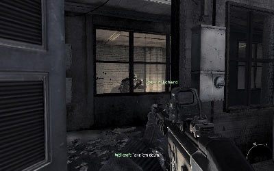 Rusz przed siebie i zabij pierwszego strażnika, który wyjdzie z budynku - I- Mind the Gap | Opis przejścia gry | Call of Duty Modern Warfare 3 - Call of Duty: Modern Warfare 3 - opis przejścia i operacje specjalne - poradnik do gry