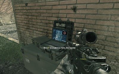 Na lewo od wraku jest pomarańczowy murek, a za nim trawnik - II- Goalpost | Opis przejścia gry | Call of Duty Modern Warfare 3 - Call of Duty: Modern Warfare 3 - opis przejścia i operacje specjalne - poradnik do gry