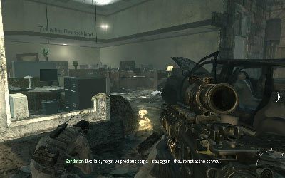 Wkrótce dotrzesz do ostrzelanych samochodów konwoju - II- Goalpost | Opis przejścia gry | Call of Duty Modern Warfare 3 - Call of Duty: Modern Warfare 3 - opis przejścia i operacje specjalne - poradnik do gry