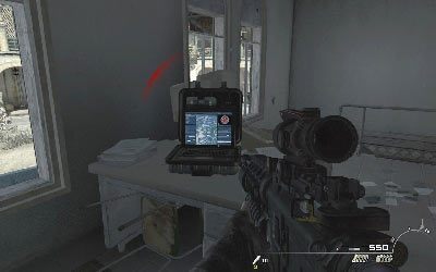 Wejdź po schodach na piętro i podejdź do biurka, na którym znajdziesz materiały wywiadowcze #23 - II- Return to Sender | Opis przejścia gry | Call of Duty Modern Warfare 3 - Call of Duty: Modern Warfare 3 - opis przejścia i operacje specjalne - poradnik do gry