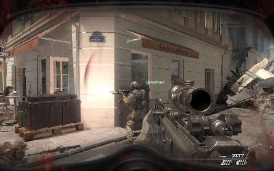 Korzystając z osłon zabij wszystkich wrogów na placu przed restauracją, a potem skieruj się do położonej po przeciwnej stronie ulicy kawiarni Cafe de Paris - II- Back and Drag | Opis przejścia gry | Call of Duty Modern Warfare 3 - Call of Duty: Modern Warfare 3 - opis przejścia i operacje specjalne - poradnik do gry