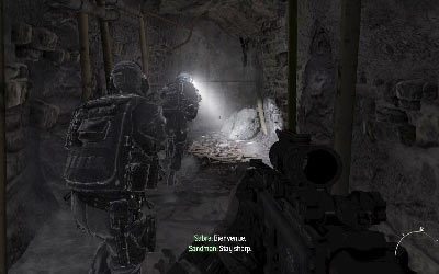 Po oczyszczeniu placu idź wzdłuż ulicy i zejdź z kompanami do kanałów, gdzie będziesz mógł zdjąć maskę przeciwgazową - II- Back and Drag | Opis przejścia gry | Call of Duty Modern Warfare 3 - Call of Duty: Modern Warfare 3 - opis przejścia i operacje specjalne - poradnik do gry