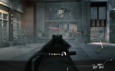 Po przejściu paru pomieszczeń trafisz do pokoju, gdzie zaatakują cię spora grupa wrogów - II- Eye of the Storm | Opis przejścia gry | Call of Duty Modern Warfare 3 - Call of Duty: Modern Warfare 3 - opis przejścia i operacje specjalne - poradnik do gry