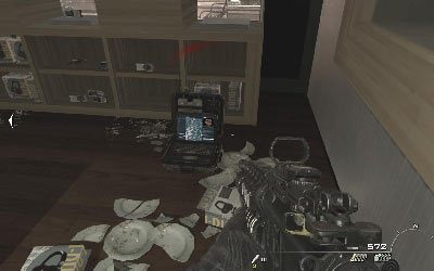 Zanim wyjdziesz skieruj się do narożnika z prawej pod oknem, gdzie na ziemi znajdziesz materiały wywiadowcze #34 - II- Blood Brothers | Opis przejścia gry | Call of Duty Modern Warfare 3 - Call of Duty: Modern Warfare 3 - opis przejścia i operacje specjalne - poradnik do gry