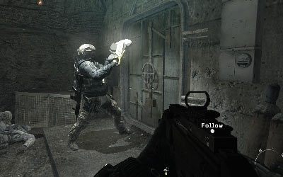 Dołącz do kompanów i zacznij przebijać się przez kolejne pomieszczenia - III- Down the Rabbit Hole | Opis przejścia gry | Call of Duty Modern Warfare 3 - Call of Duty: Modern Warfare 3 - opis przejścia i operacje specjalne - poradnik do gry