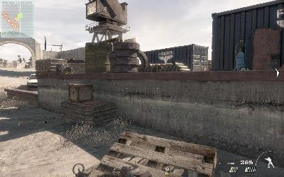 Teraz sprintem wbiegnij na drewnianą skrzynię i przeskocz z niej na betonowe molo - Hit & Run | Operacje Specjalne | Call of Duty Modern Warfare 3 - Call of Duty: Modern Warfare 3 - opis przejścia i operacje specjalne - poradnik do gry