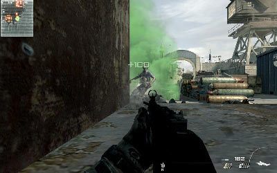 Natychmiast ukryj się w kontenerze z prawej, w którym znajdują się zakładnicy i połóż się na ziemi, wchodząc jak najgłębiej do kontenera - Hit & Run | Operacje Specjalne | Call of Duty Modern Warfare 3 - Call of Duty: Modern Warfare 3 - opis przejścia i operacje specjalne - poradnik do gry