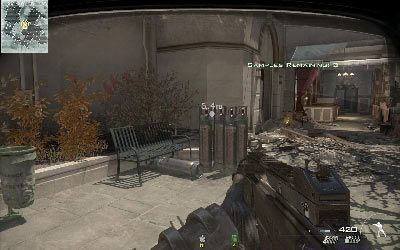 Przy kawiarni z lewej strony placu znajduje się skrzynia w której możesz uzupełnić amunicję - Toxic Paradise | Operacje Specjalne | Call of Duty Modern Warfare 3 - Call of Duty: Modern Warfare 3 - opis przejścia i operacje specjalne - poradnik do gry