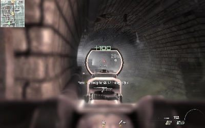 Następnie skieruj się do drabiny prowadzącej na dół, zrzuć do kanałów granat hukowy, po czym zeskocz i wyeliminuj ogłuszonych wrogów - Server Crash | Operacje Specjalne | Call of Duty Modern Warfare 3 - Call of Duty: Modern Warfare 3 - opis przejścia i operacje specjalne - poradnik do gry