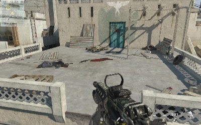 Zabij szybko kilku wrogów na sąsiednim dachu, po czym rozpędź się i przeskocz na niego w miejscu, gdzie nie ma balustrady - Smack Town | Operacje Specjalne | Call of Duty Modern Warfare 3 - Call of Duty: Modern Warfare 3 - opis przejścia i operacje specjalne - poradnik do gry