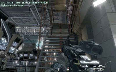 Po zebraniu wszystkich materiałów udaj się w stronę schodów prowadzących na górę, które znajdują się w prawym górnym rogu sali (patrząc od wejścia do sali) - Flood the Market | Operacje Specjalne | Call of Duty Modern Warfare 3 - Call of Duty: Modern Warfare 3 - opis przejścia i operacje specjalne - poradnik do gry