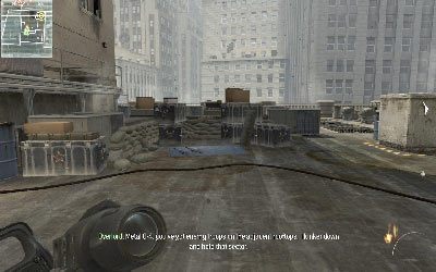 Wbiegnij po schodach na górę i szybko skieruj się w stronę niebieskiej płachty leżącej na ziemi - Flood the Market | Operacje Specjalne | Call of Duty Modern Warfare 3 - Call of Duty: Modern Warfare 3 - opis przejścia i operacje specjalne - poradnik do gry