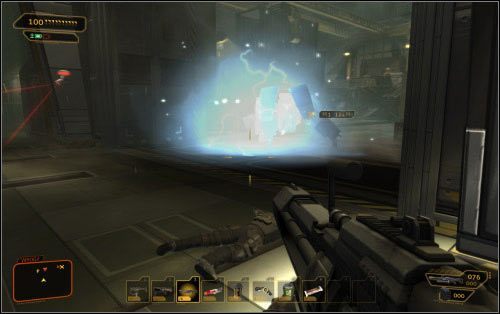 Po przestawieniu wajchy zauważasz dwóch rozmawiających ze sobą strażników, a w oddali kamerę monitorującą przejście - (4) Wariant agresywny - Znajdź miejsce spotkania - Ucieczka z patelni - Deus Ex: Human Revolution - The Missing Link - poradnik do gry