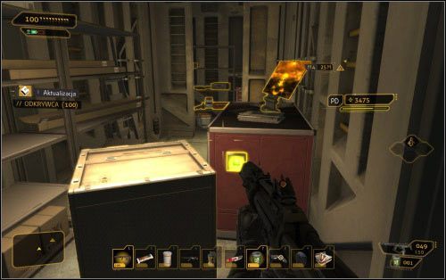 Quinna oczywiście nie zastaniesz w swoim królestwie, więc po zabraniu fantów przejdź jeszcze na zaplecze i usuń skrzynki sprzed biurka - Wariant pokojowy - Długa droga do domu - Deus Ex: Human Revolution - The Missing Link - poradnik do gry