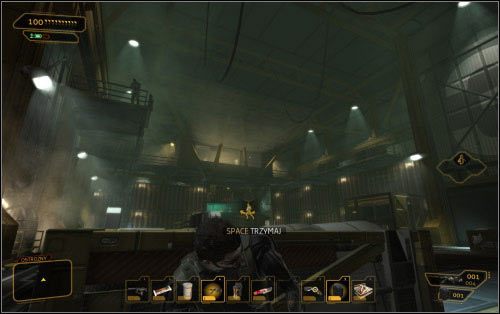 Dowódca bazy zabarykadował się na końcu hali (1) i zza szyby dogląda tego co się dzieje - Wariant pokojowy - Długa droga do domu - Deus Ex: Human Revolution - The Missing Link - poradnik do gry