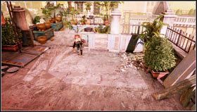 Z dachu wskakujemy na lampę [1], a z niej wprost na szklany świetlik, który musimy opuścić zanim spadnie na niego ścigający nas mężczyzna - Rozdział 3- Robota na poziomie | Opis przejścia Uncharted 3 Oszustwo Drakea - Uncharted 3: Oszustwo Drakea - poradnik do gry