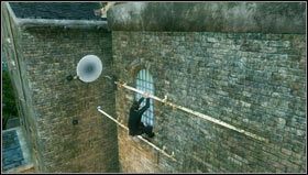 Wspinamy się na rynnę przymocowaną do dachu, pokonujemy róg budynku [1] i opuszczamy się na dach pod nami - Rozdział 4- Huczny upadek | Opis przejścia Uncharted 3 Oszustwo Drakea - Uncharted 3: Oszustwo Drakea - poradnik do gry