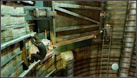 Wisząc na metalowych krawędziach kierujemy się w górę nad szyb wentylacyjny, przechodzimy nad nim w prawo [1] i schodzimy w dół by ominąć kolejny szyb - Rozdział 4- Huczny upadek | Opis przejścia Uncharted 3 Oszustwo Drakea - Uncharted 3: Oszustwo Drakea - poradnik do gry