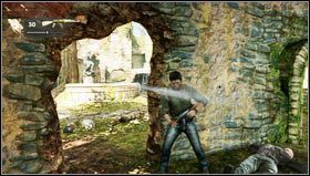 Zanim wyjdziemy ze studni ściągamy pierwszego oprycha, a następnie podnosimy karabin, który pozostawił [1] - Rozdział 6- Chateau (2) | Opis przejścia Uncharted 3 Oszustwo Drakea - Uncharted 3: Oszustwo Drakea - poradnik do gry