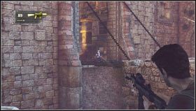 Po wbiegnięciu po drewnianej klatce schodowej zobaczmy cut-scenkę, po której będziemy musieli osłaniać Sullivana pomagającego rannemu Charliemu - Rozdział 9- Droga środka | Opis przejścia Uncharted 3 Oszustwo Drakea - Uncharted 3: Oszustwo Drakea - poradnik do gry